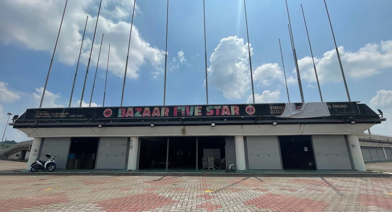 Kedai perabot 'Bazaar Five Star' yang beroperasi di dalam kompleks stadium. - Gambar The Vibes