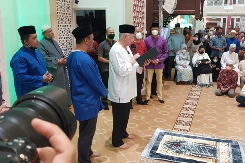 Najib Tun Razak membacakan teks sumpah berkenaan selepas selesai solat hajat dan doa munajat bersama jemaah masjid berkenaan - Gambar Fail