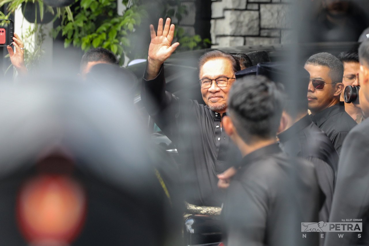 Anwar sempat melambai kepada penyokongnya sebelum bergerak ke Istana Negara.