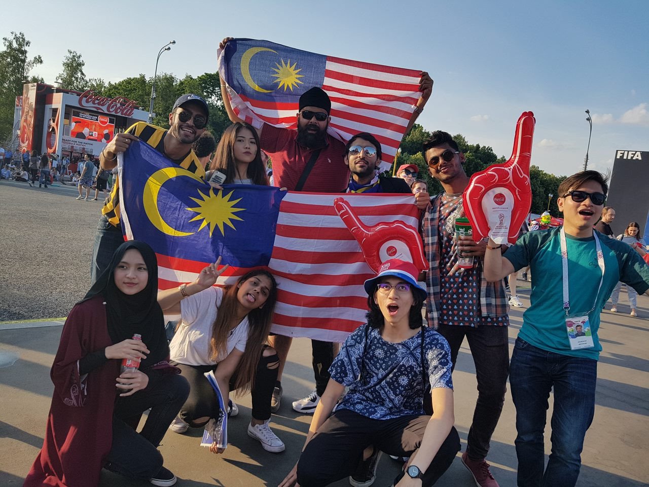 Jagjit bersama pelajar-pelajar Malaysia di Piala Dunia Russia 2018 - Gambar ihsan Jagjit Singh