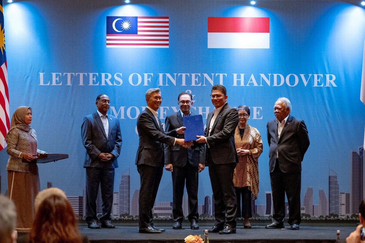 Terdahulu, Anwar menyaksikan beberapa syarikat berkaitan kerajaan (GLC) dan swasta, menandatangani pelbagai memorandum persefahaman (MoU) dan surat hasrat dengan rakan sejawatan di Indonesia - Gambar Jabatan Perdana Menteri