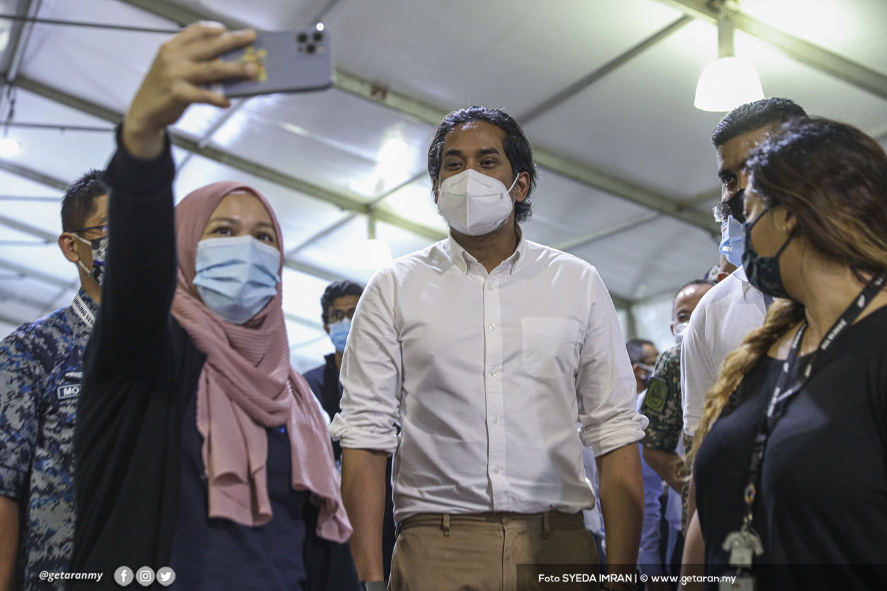 Khairy mengambil swafoto bersama orang ramai di PPV Stadium Nasional Bukit Jalil. - Gambar oleh Syeda Imran