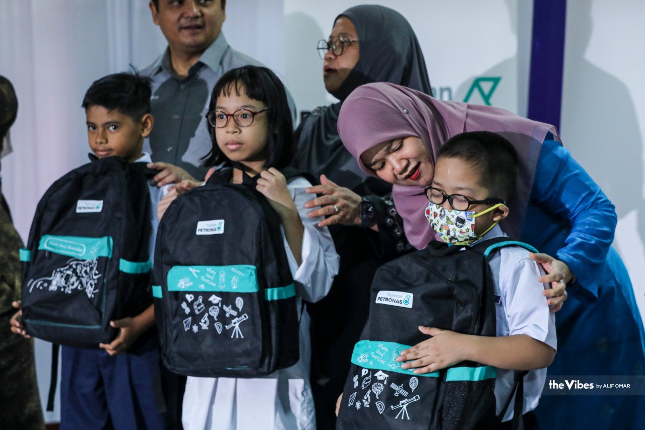 Fadhlina beramah mesra dengan pelajar Sekolah Kebangsaan Pendidikan Khas, Jalan Batu (L) di sini, hari ini. - Gambar oleh Alif Omar