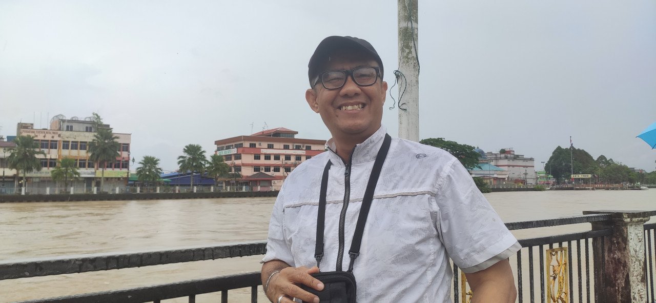 Peniaga makanan Suhaimi Rahim berkongsi bahawa tidak banyak yang boleh dilakukan untuk menyelesaikan masalah banjir di Kota Tinggi memandangkan lokasi pekan itu.