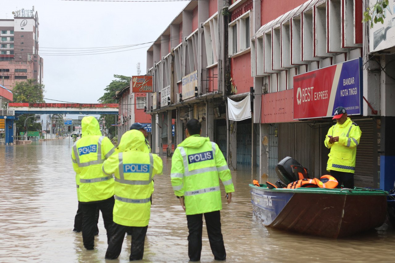 Anggota polis dilihat menjalankan operasi menyelamat serta menyediakan keperluan asas kepada mangsa banjir yang memilih untuk tinggal di rumah atau kedai di Kota Tinggi, Johor.