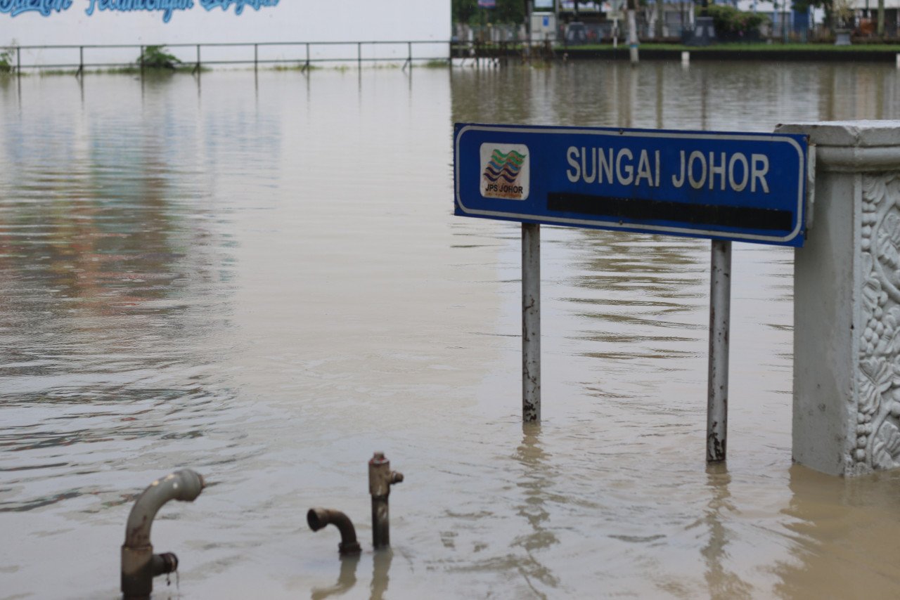 Paras air di Sg Johor kekal di tahap berbahaya berikutan beberapa daerah di negeri ini termasuk Kota Tinggi mengalami hujan tanpa henti sejak beberapa hari lalu yang menyebabkan banjir teruk. 
