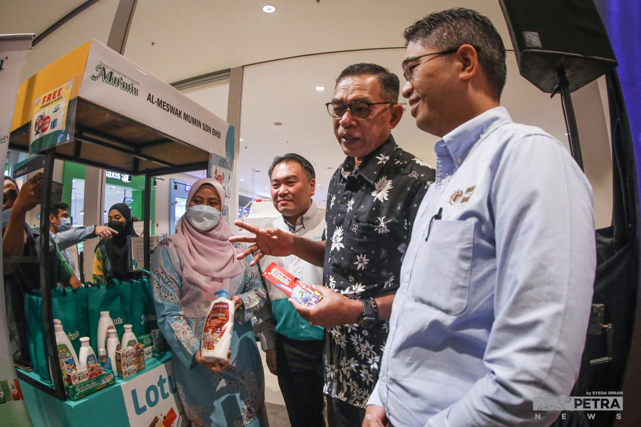 Hairol Ariffien (kanan) dan Rosol Wahid (tengah) pada Majlis Pelancaran Kempen Jadikan Halal Pilihan Utama Anda bersama LOTUS'S Malaysia di Pasar Raya Lotus’s, hari ini. - Gambar oleh Alif Omar 