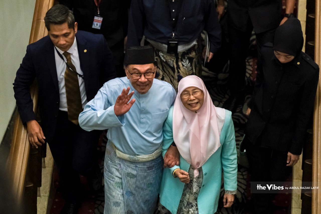 Anwar dan isteri, Datuk Seri Dr Wan Azizah Wan Ismail selepas pembentangan Belanjawan 2023 di sini, hari ini. - Gambar oleh Abd Razak Latif