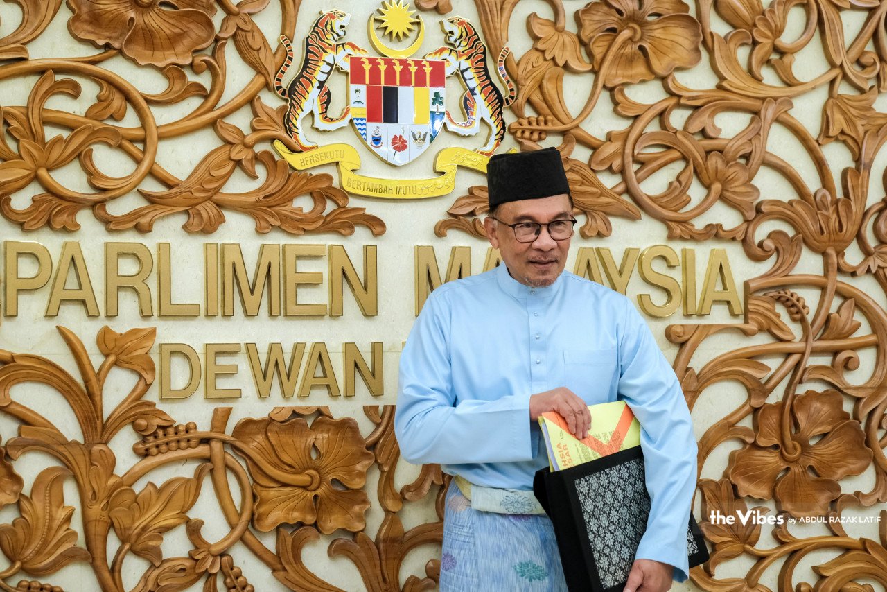 Anwar ketika tiba di Parlimen untuk pembentangan Belanjawan 2023, hari ini. - Gambar oleh Abd Razak Latif