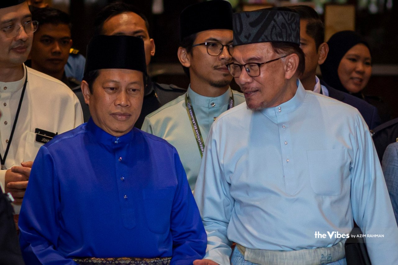 Anwar berbual dengan Timbalan Menteri Kewangan, Datuk Seri Ahmad Maslan sebelum masuk ke Parlimen. - Gambar oleh Azim Rahman