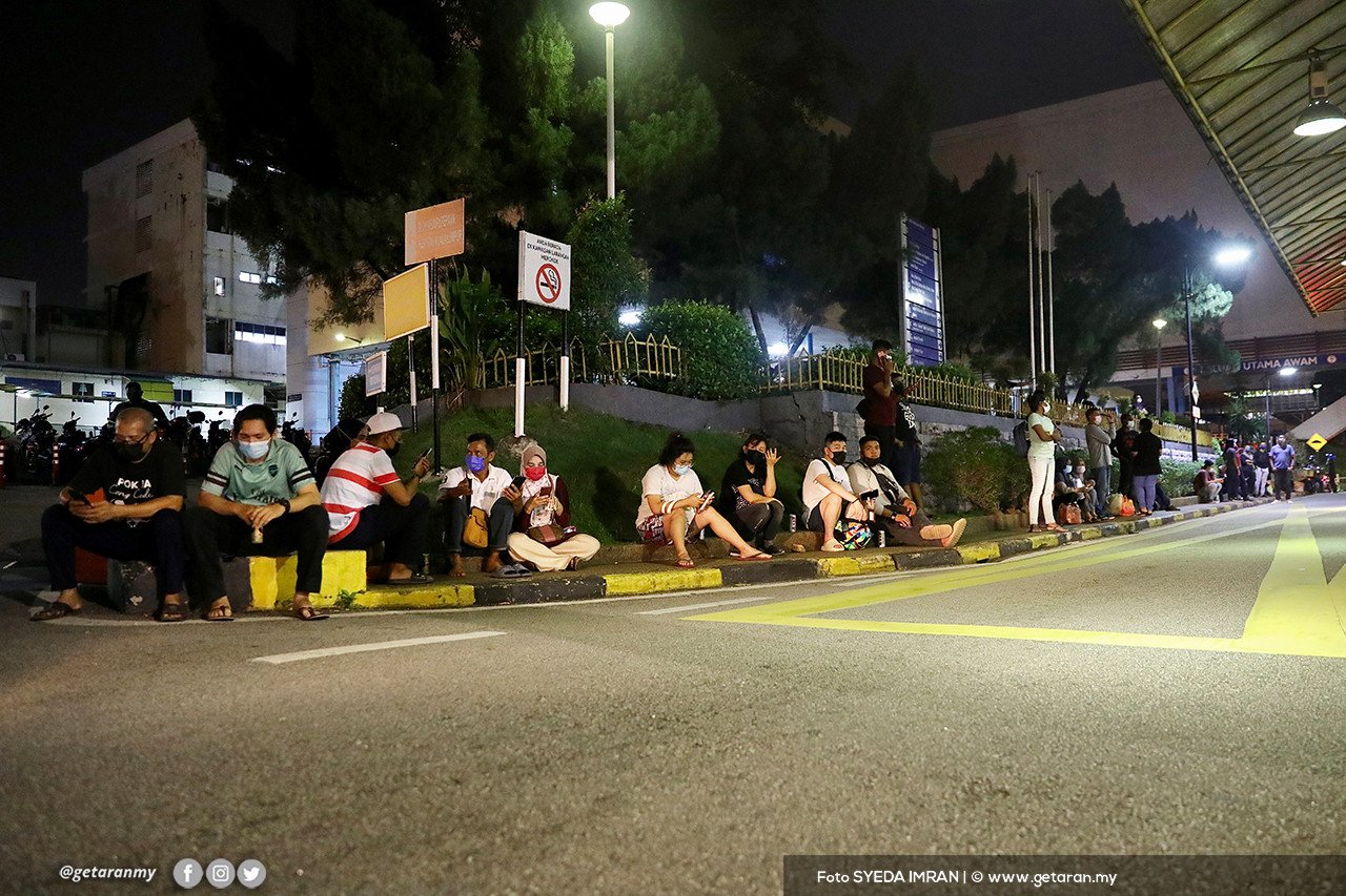 Ahli keluarga mangsa kejadian berkumpul di luar Unit Rawatan Kecemasan Hospital Kuala Lumpur malam tadi. - Gambar oleh Syeda Imran