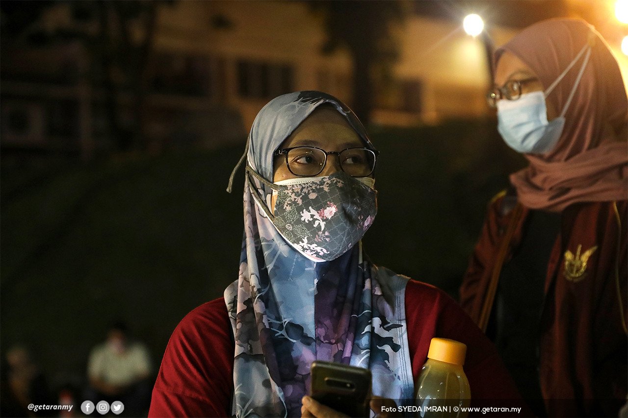 Syafiza Abd Hashib, ahli keluarga seorang mangsa kejadian menunggu berita di luar Unit Rawatan Kecemasa Hospital Kuala Lumpur malam tadi. - Gambar oleh Syeda Imran