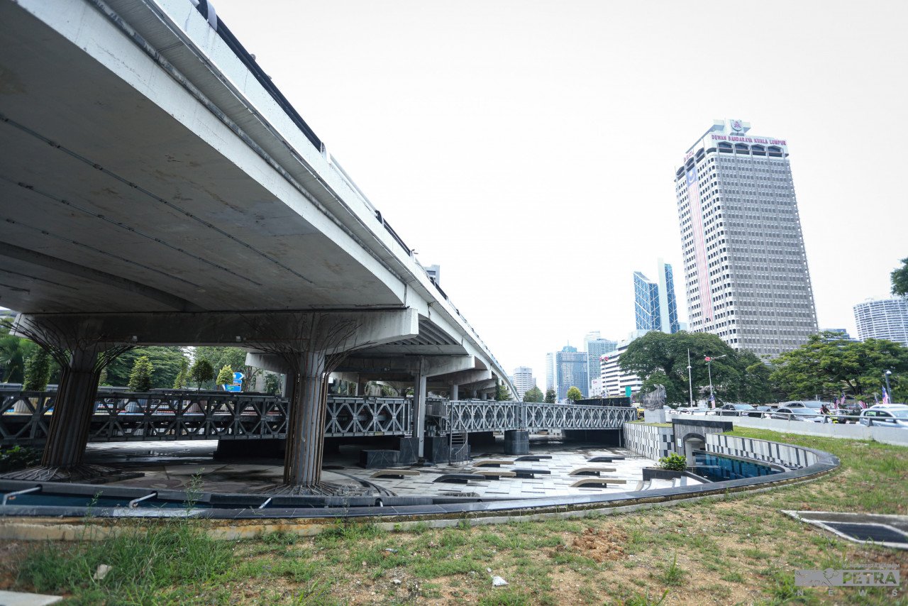 Jambatan besi yang menyeberangi laluan tersebut dibina untuk kenderaan bermotor, menghubungi Jalan Parlimen dan Jalan Tun Perak