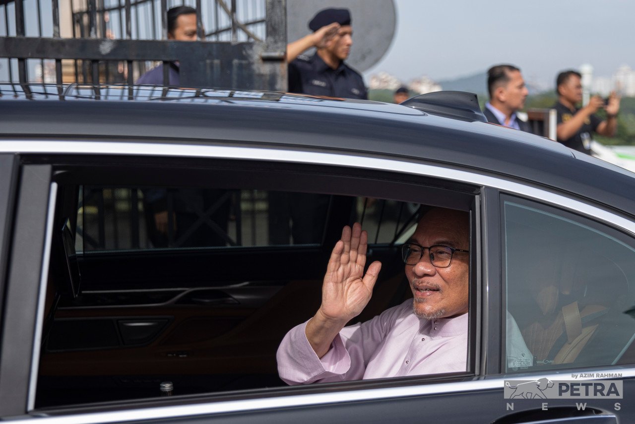Anwar Ibrahim tiba di Perdana Putra, Putrajaya untuk memulakan tugas secara rasmi. - Gambar oleh Azim Rahman