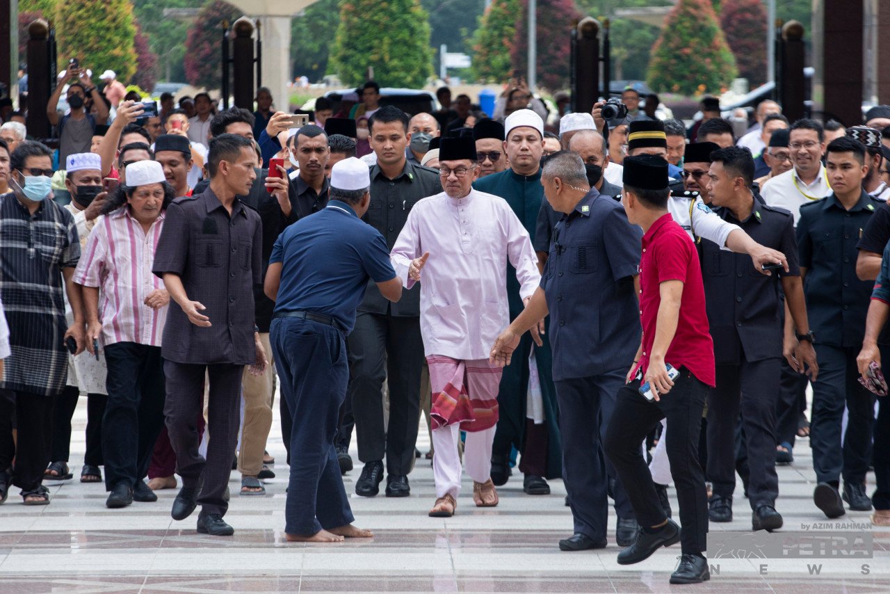 Anwar Ibrahim tiba di masjid tersebut kira-kira jam 1.01 tengah hari disambut beberapa Ahli Jawatankuasa masjid serta jemaah lain - Gambar oleh Azim Rahman