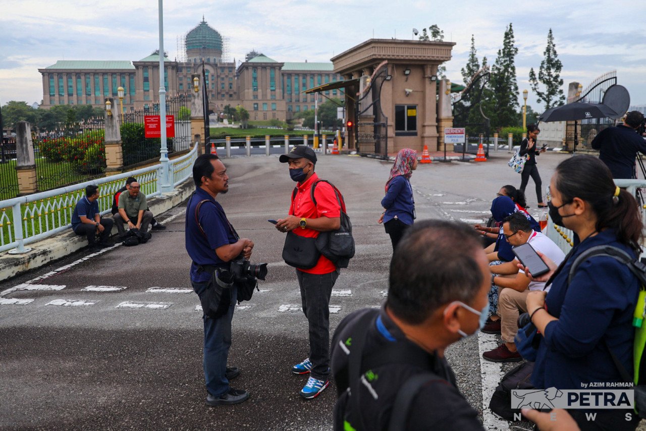Lebih 50 pengamal media termasuk wartawan, jurugambar dan juruvideo pelbagai agensi dan portal media cetak dan elektronik sudah menunggu seawal jam 7 pagi di Perdana Putra - Gambar oleh Azim Rahman