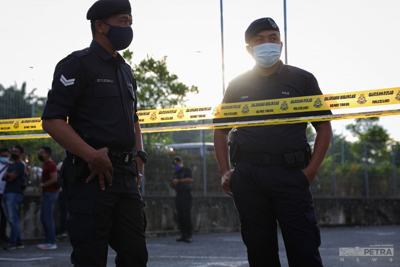 Dua anggota polis berkawal pada proses penamaan calon di DUN Layang-layang. - Gambar Azim Abd Rahman