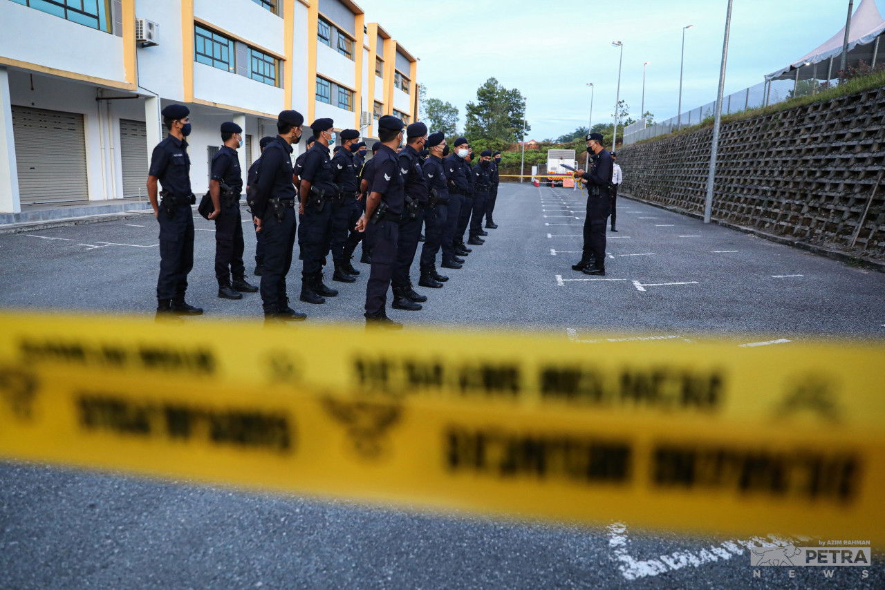 Anggota polis menjalankan kawalan di Pusat Penamaan Calon Dun Layang-Layang. - Gambar Azim Abd Rahman