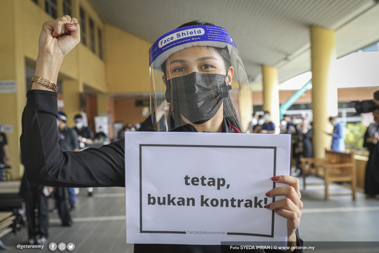 Salah seorang doktor yang mengambil bahagian dalam mogok hari ini. - Gambar Syeda Imran