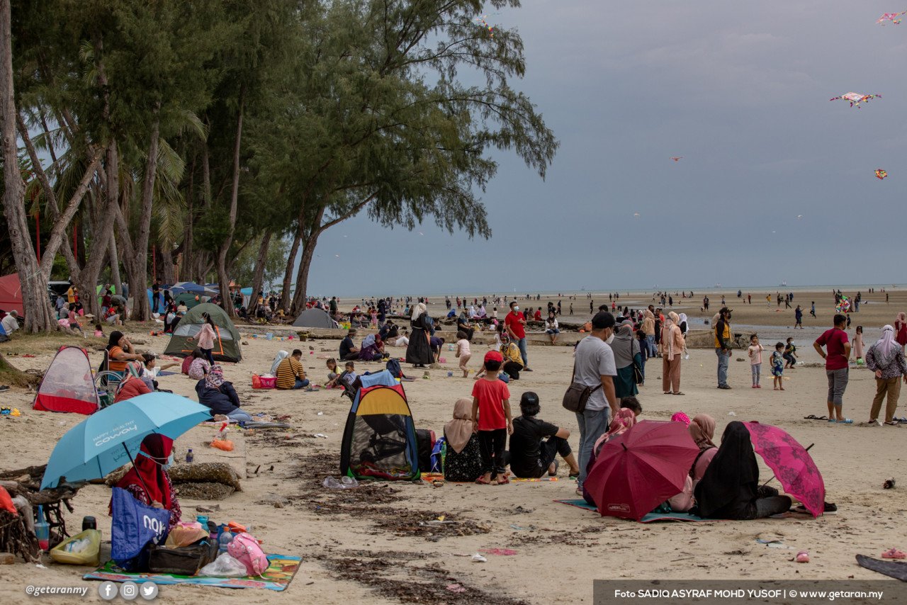 Pantai Bagan Lalang dibanjiri orang ramai. - Gambar oleh Sadiq Asyraf