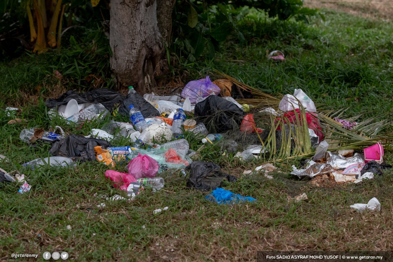Longgokkan sampah di Pantai Bagan Lalang. - Gambar oleh Sadiq Asyraf