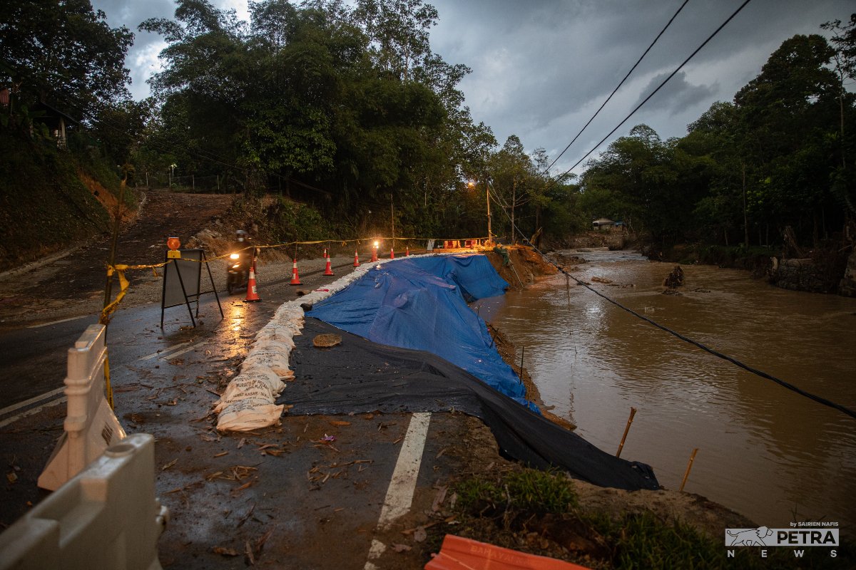 Kesan runtuhan jalan di Kampung Sungai Lui akibat banjir besar yang melanda Hulu Langat, baru-baru ini. - Gambar Sairien Nafis
