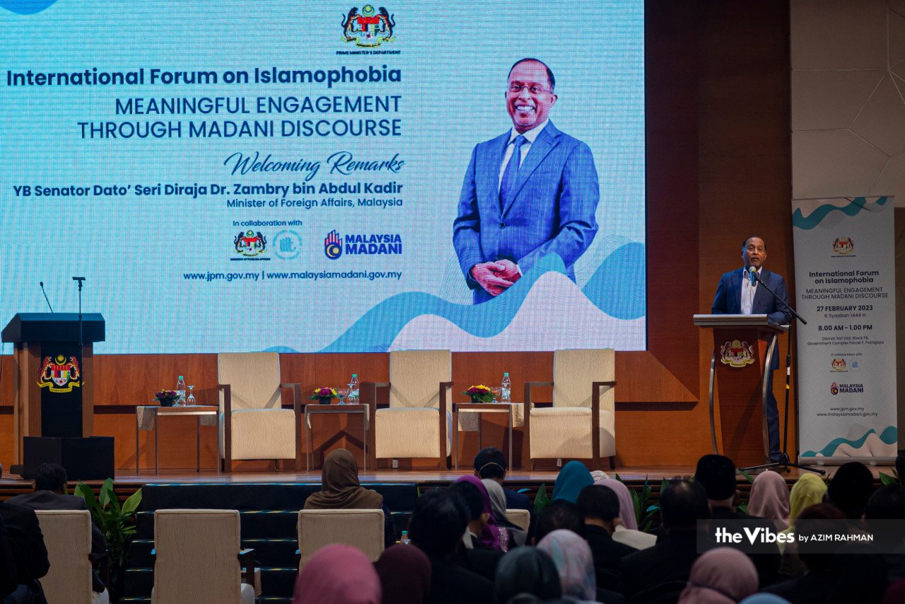 Zambry berucap Persidangan Antarabangsa bertajuk ‘Islam dan Islamofobia: Ke Arah Libat Urus Bermakna Menerusi Pendekatan MADANI’ di sini, hari ini.