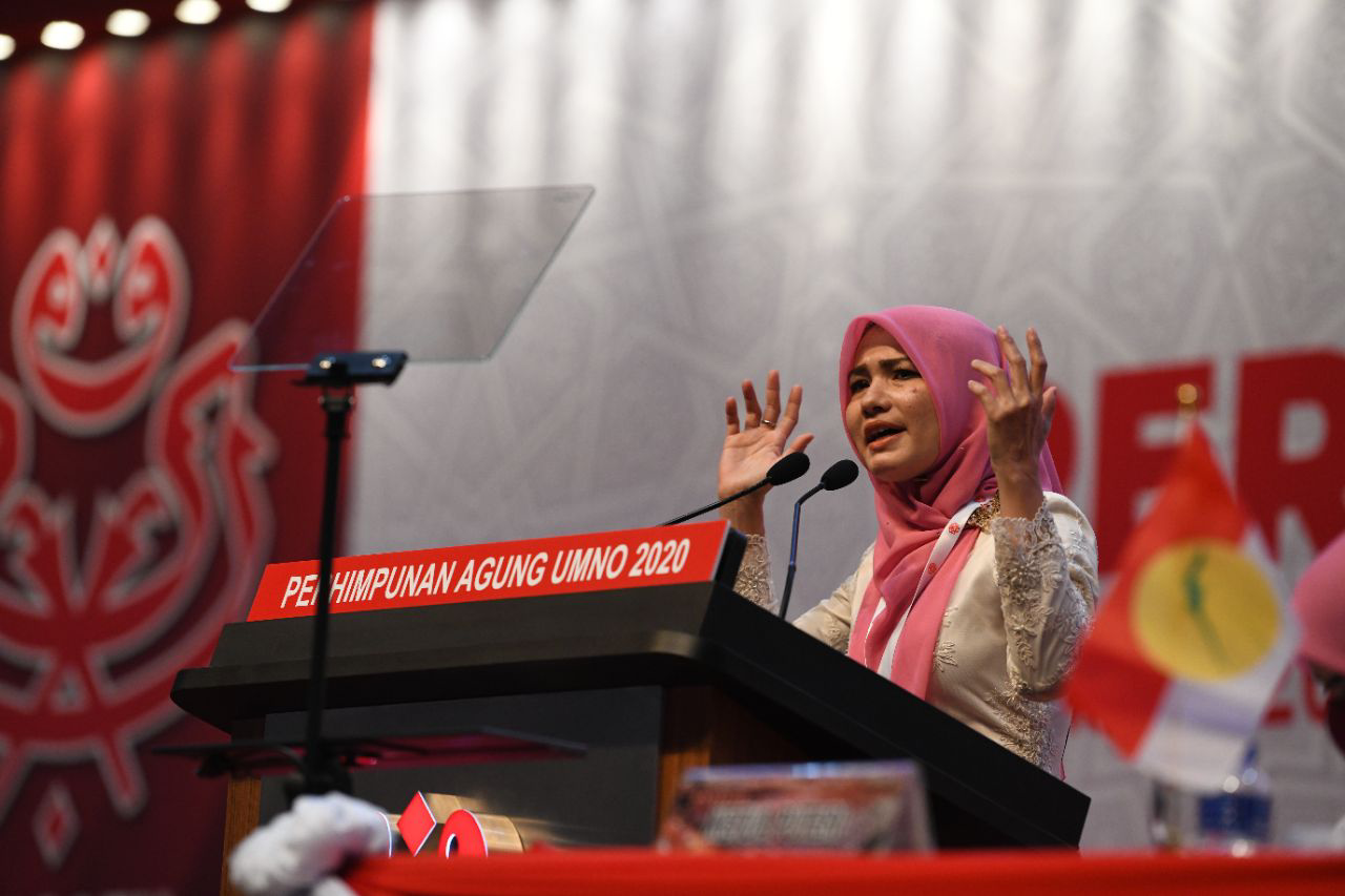 Ketua Puteri UMNO Datuk Zahida Zarik Khan memberi ucapan di Persidangan Agung UMNO. - Gambar dari UMNO Online 