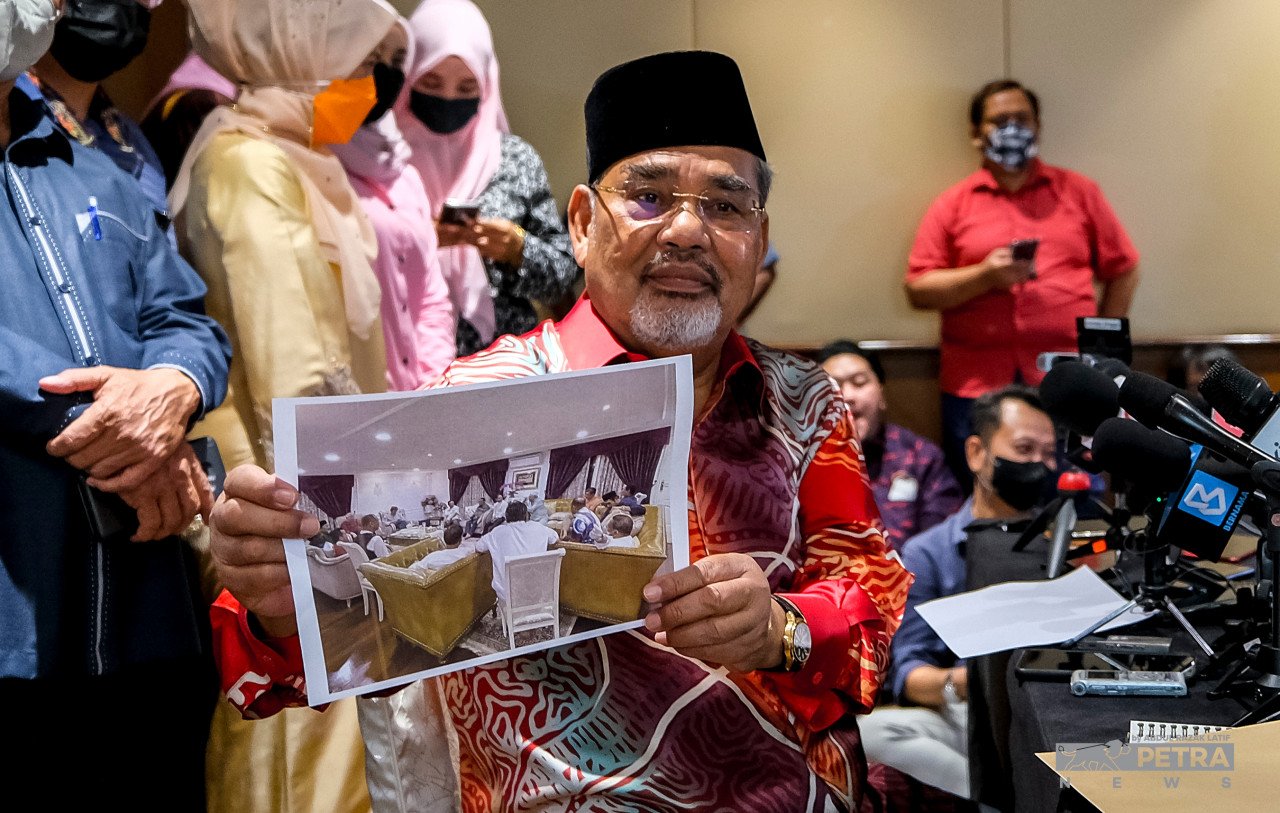 Pada sidang media yang diadakan semalam, Tajuddin mendedahkan bahawa beliau menyaksikan sendiri SD yang ditandatangani tahun lalu. - Gambar oleh Abdul Razak Latif