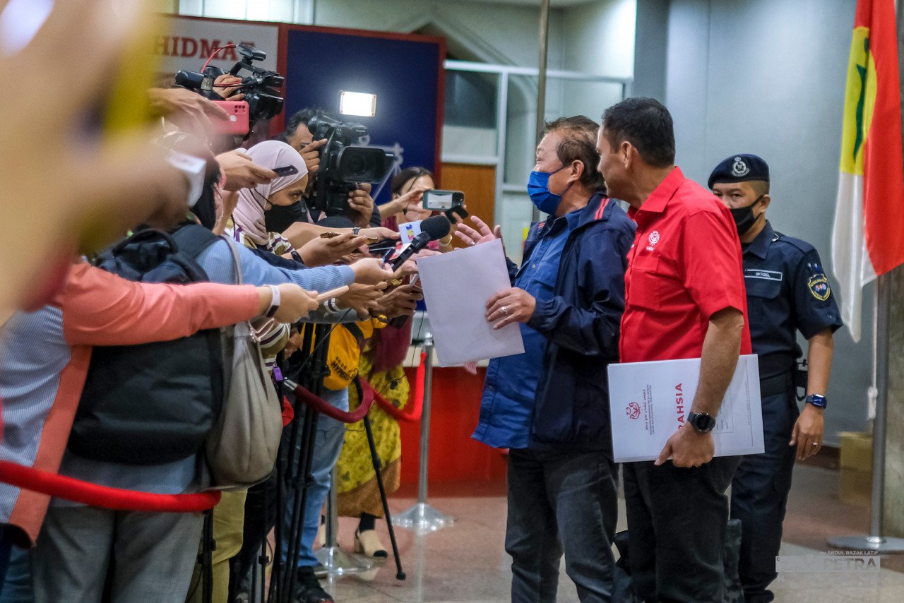 Datuk Seri Bung Moktar Radin berkata, topik pembubaran parlimen tidak dibangkitkan dalam Mesyuarat Majlis Kerja Tertinggi (MKT) UMNO tadi - Gambar oleh Abdul Razak Latif