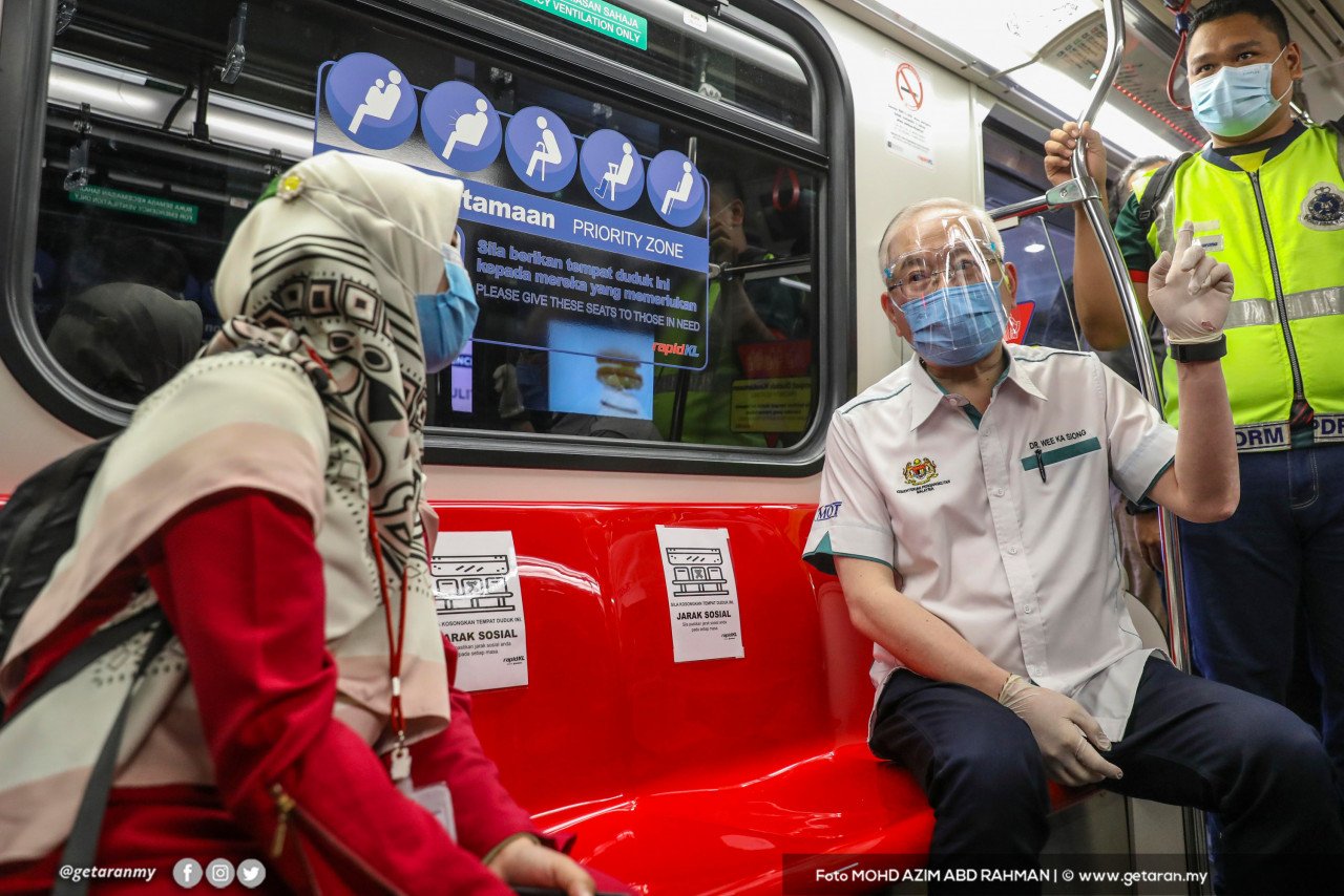 Ka Siong beramah mesra bersama para penumpang di dalam tren LRT Laluan Kelana Jaya. - Gambar oleh Azim Rahman