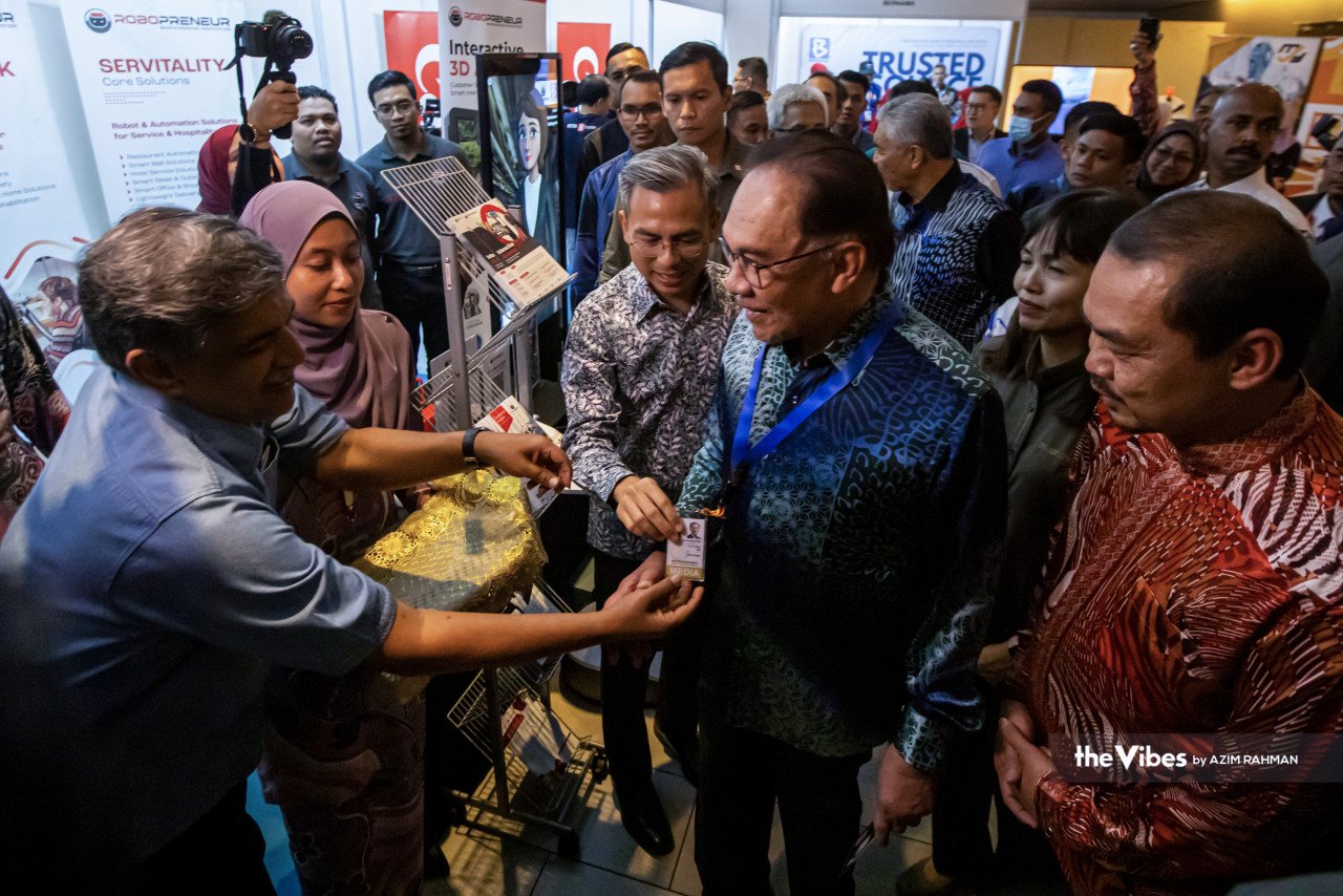 Anwar Ibrahim (tengah) menerima Kad Perakuan Media sempena sambutan Hari Wartawan Nasional (HAWANA) 2023 di Hotel Casuarina.
