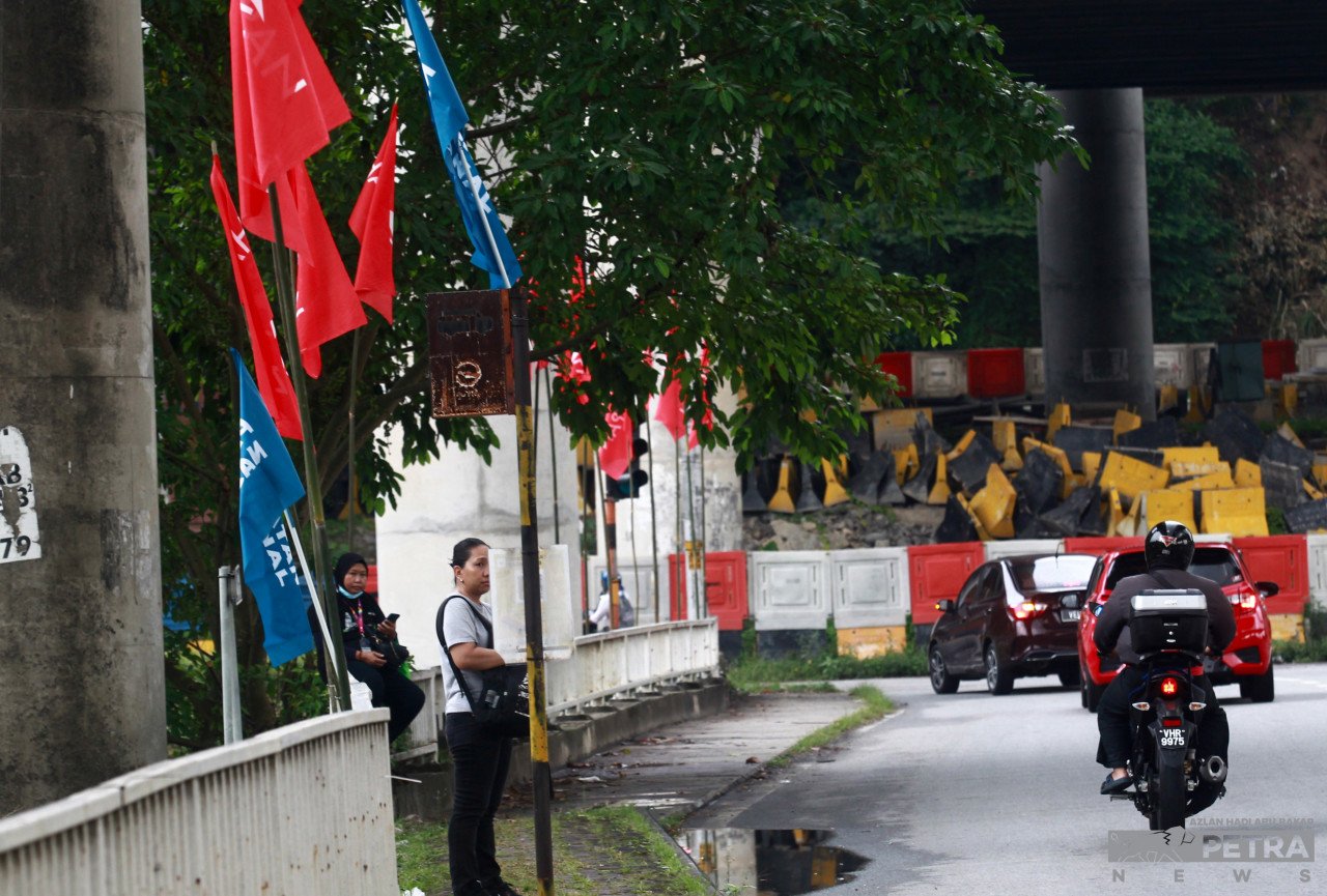 Bendera parti mula dipasang di sekitar kawasan Ampang - gambar Azlan Hadi Abu Bakar