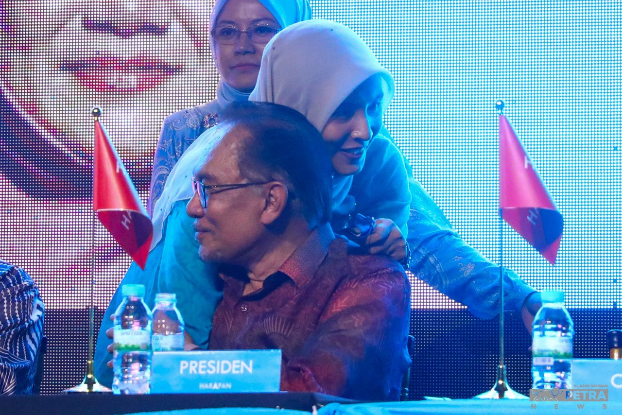 Nurul Izzah memeluk Anwar ketika majlis pengumuman calon PKR, awal bulan ini. 