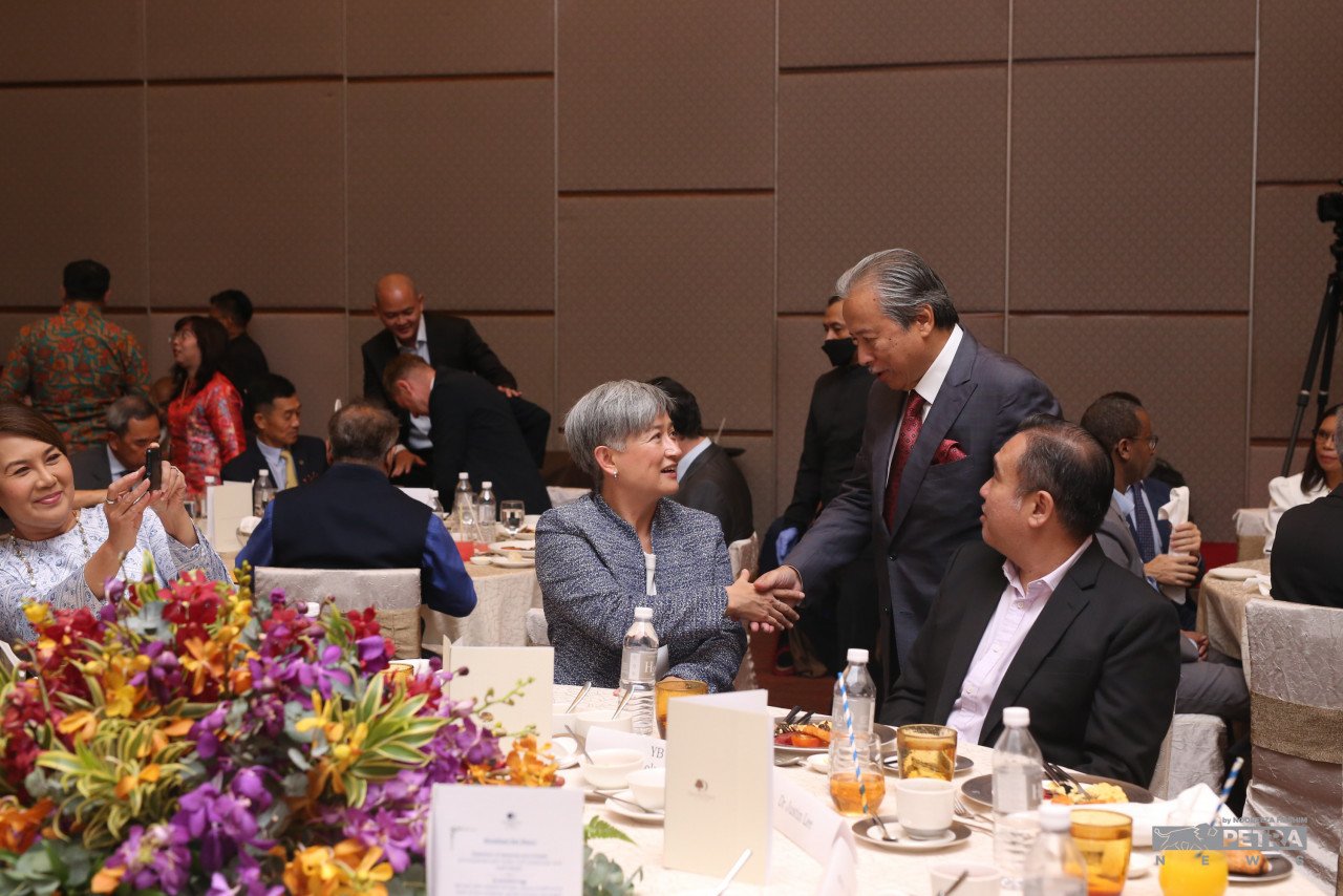Bekas Menteri Luar, Datuk Seri Anifah Aman bertemu Penny pada majlis makan tengah hari dengan wakil kerajaan, ahli perniagaan dan pemimpin masyarakat di sini, hari ini. - Gambar oleh Nooreeza Hashim