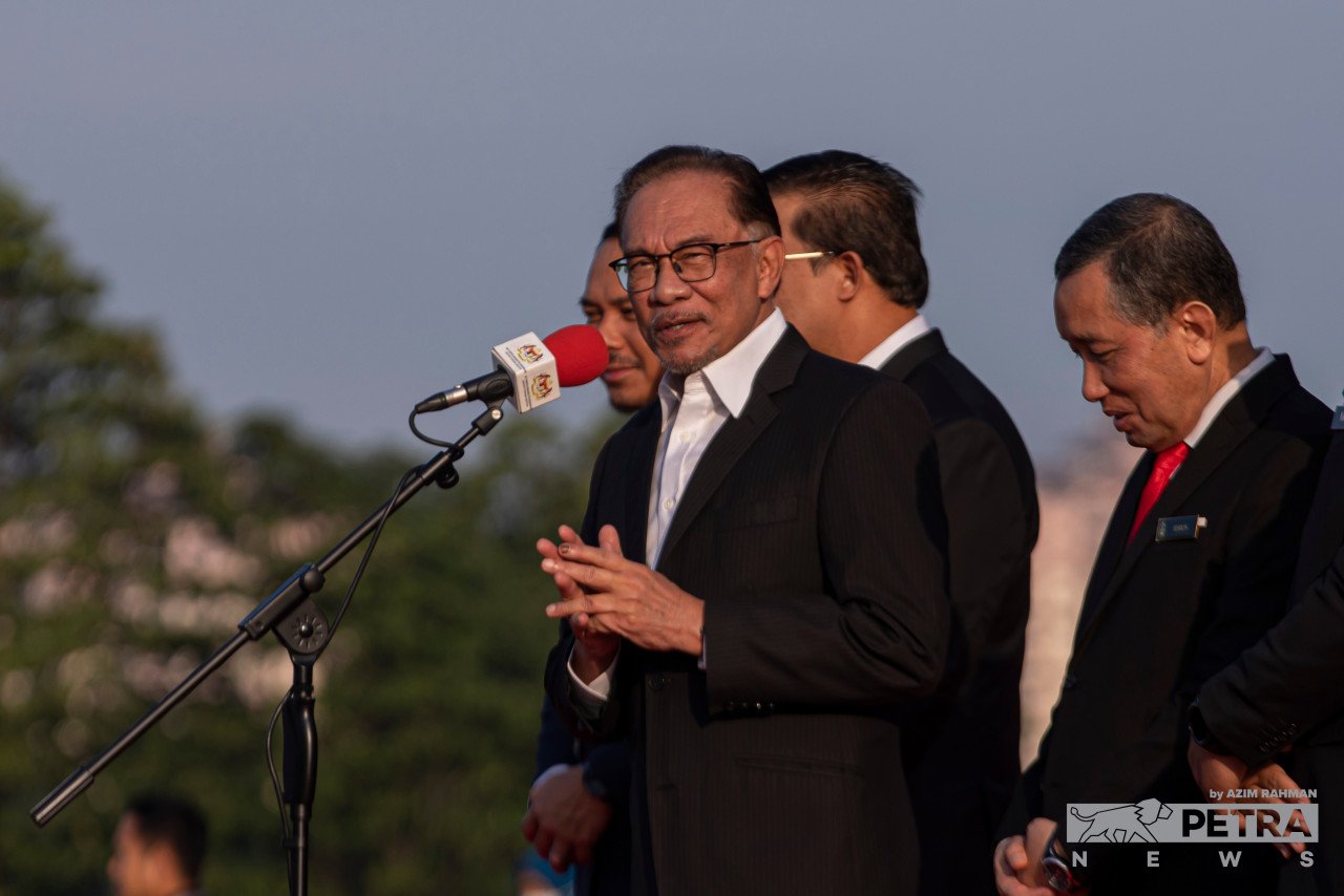 Pengalaman Anwar yang pernah menjadi Timbalan Perdana Menteri dan beberapa jawatan menteri sebelum ini mampu memacu ekonomi negara. - Gambar oleh Azim Rahman