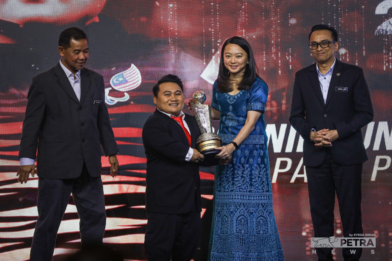 Bonnie Bunyau Gustin menerima gelaran Olahragawan Paralimpik Kebangsaan 2021 - Gambar oleh Syeda Imran