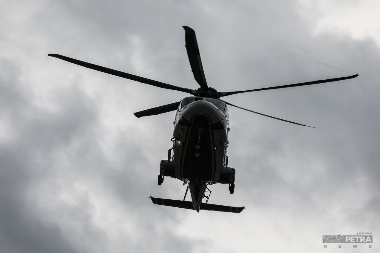 Polis turut menggunakan helikopter untuk memantau kawasan sempadan Malaysia - Thailand. 
