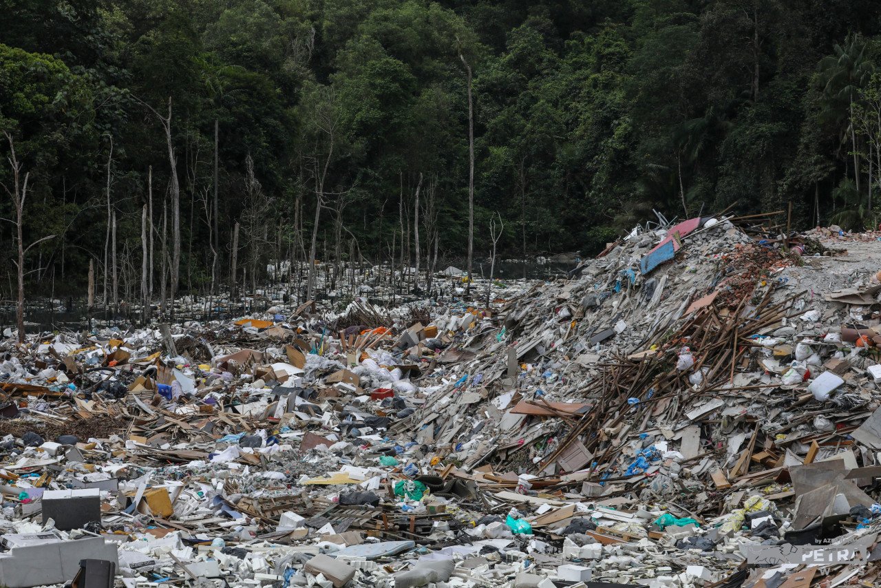 Penduduk tempatan mengadu pembuangan sampah di lokasi terbabit mendatangkan pencemaran bau yang amat memualkan. - Gambar oleh Azim Rahman