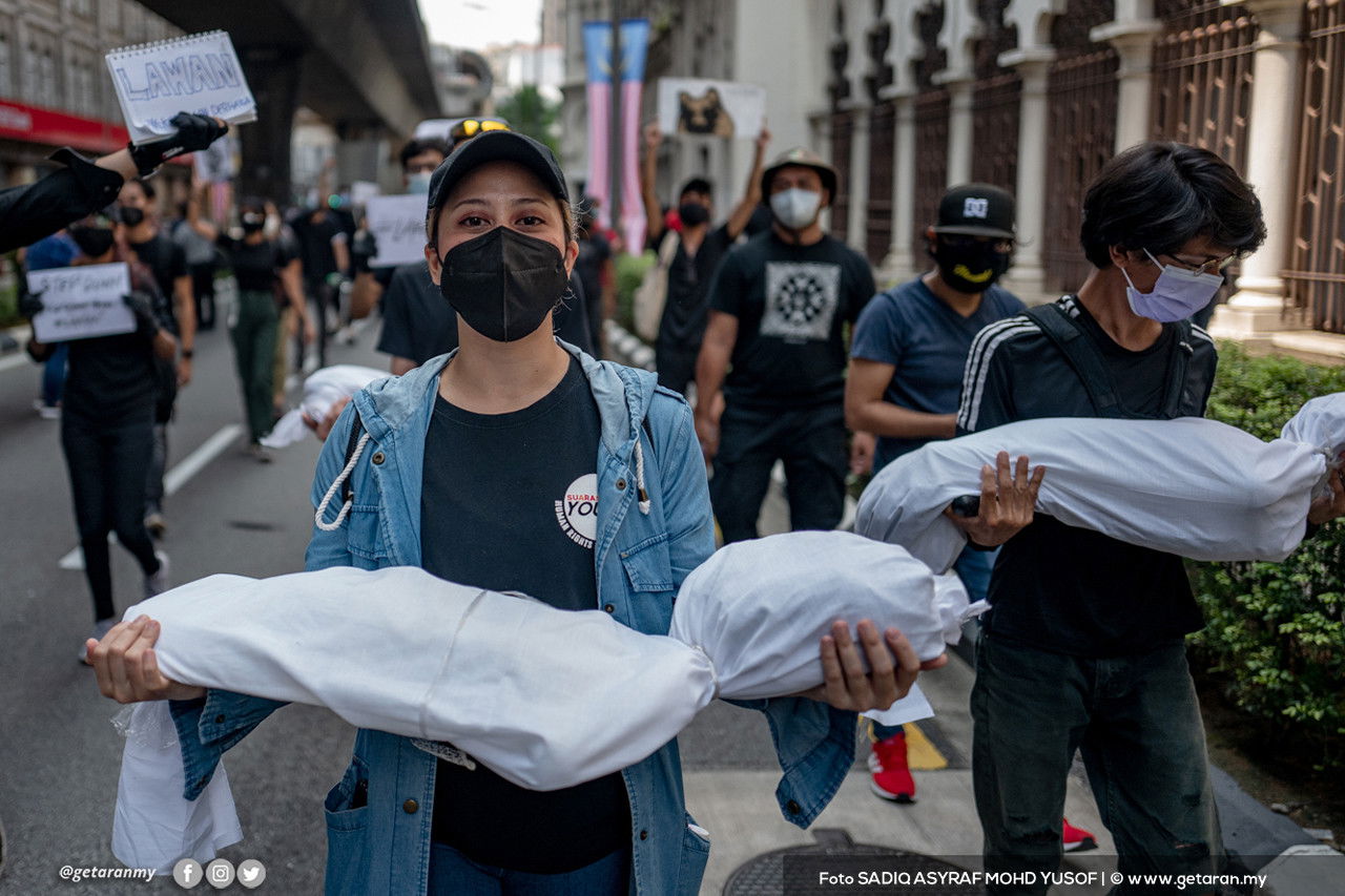 Peserta turut membawa `bungkusan mayat' sebagai tanda protes dan simbolik kematian akibat COVID-19. - Gambar Sadiq Asyraf