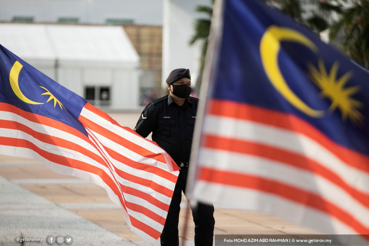 Seorang pegawai polis bertugas semasa Sambutan Hari Kemerdekaan di Dataran Pahlawan Negara, Putrajaya. - Gambar oleh Azim Rahman