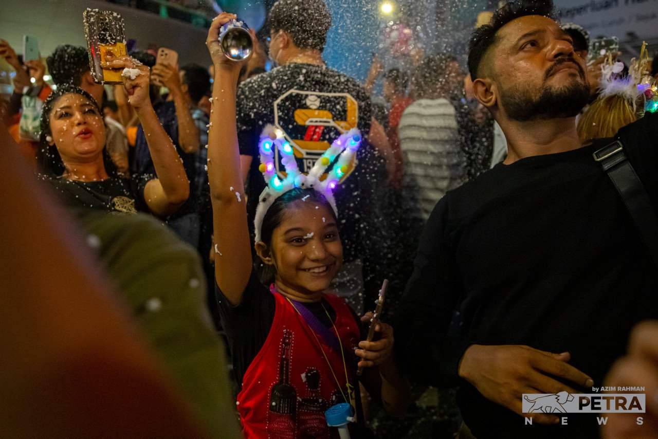 Sambutan Tahun Baharu di kawasan Bukit Bintang, Kuala Lumpur malam tadi - Gambar oleh Azim Rahman