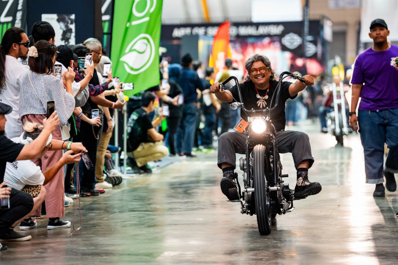 Asep Ahmad Iskandar bersama motosikal custom miliknya semasa acara pembukaan AOS 23