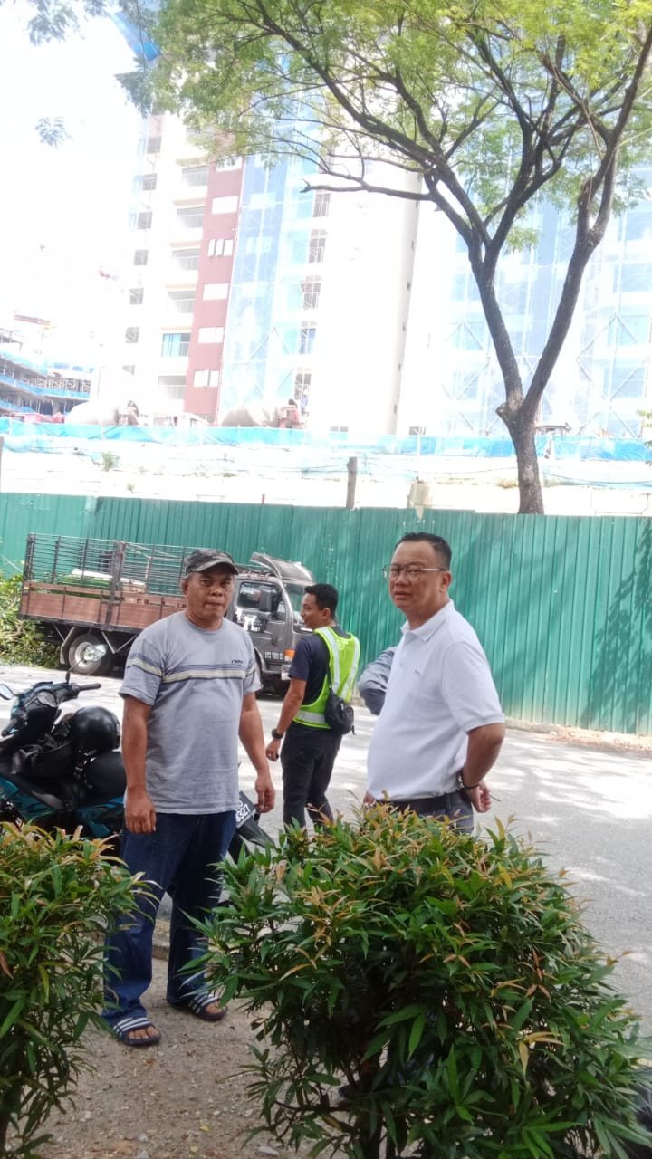 Abdul Razak Mohd Taha (kiri) bersama wakil Pembinaan Serta Hebat Sdn Bhd 