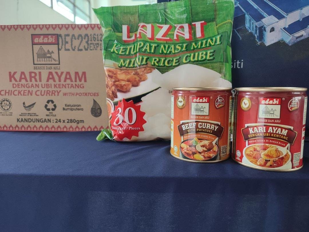 Produk makanan disumbangkan Adabi Sdn Bhd kepada USIM bagi meringankan bebanan mangsa banjir. - Gambar ihsan USIM