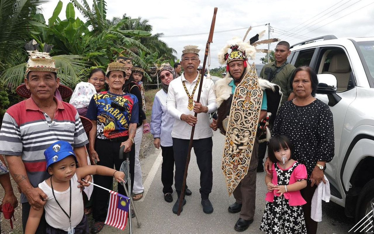 Yang di-Pertuan Agong dan Raja Permasuri Agong memegang sumpit, sejenis senjata tradisional Sarawak - gambar BERNAMA
