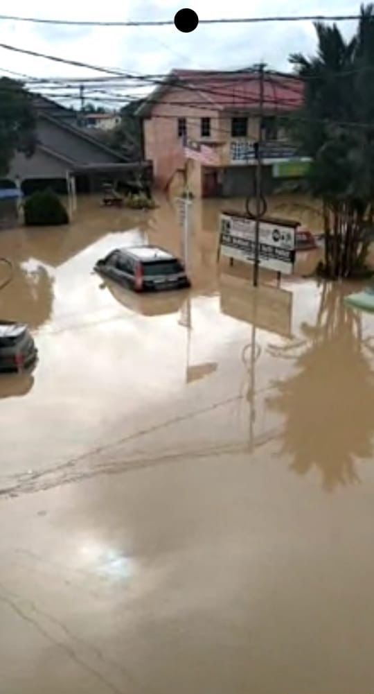 Keadaan banjir di sekitar Kampung Tengah, Puchong.