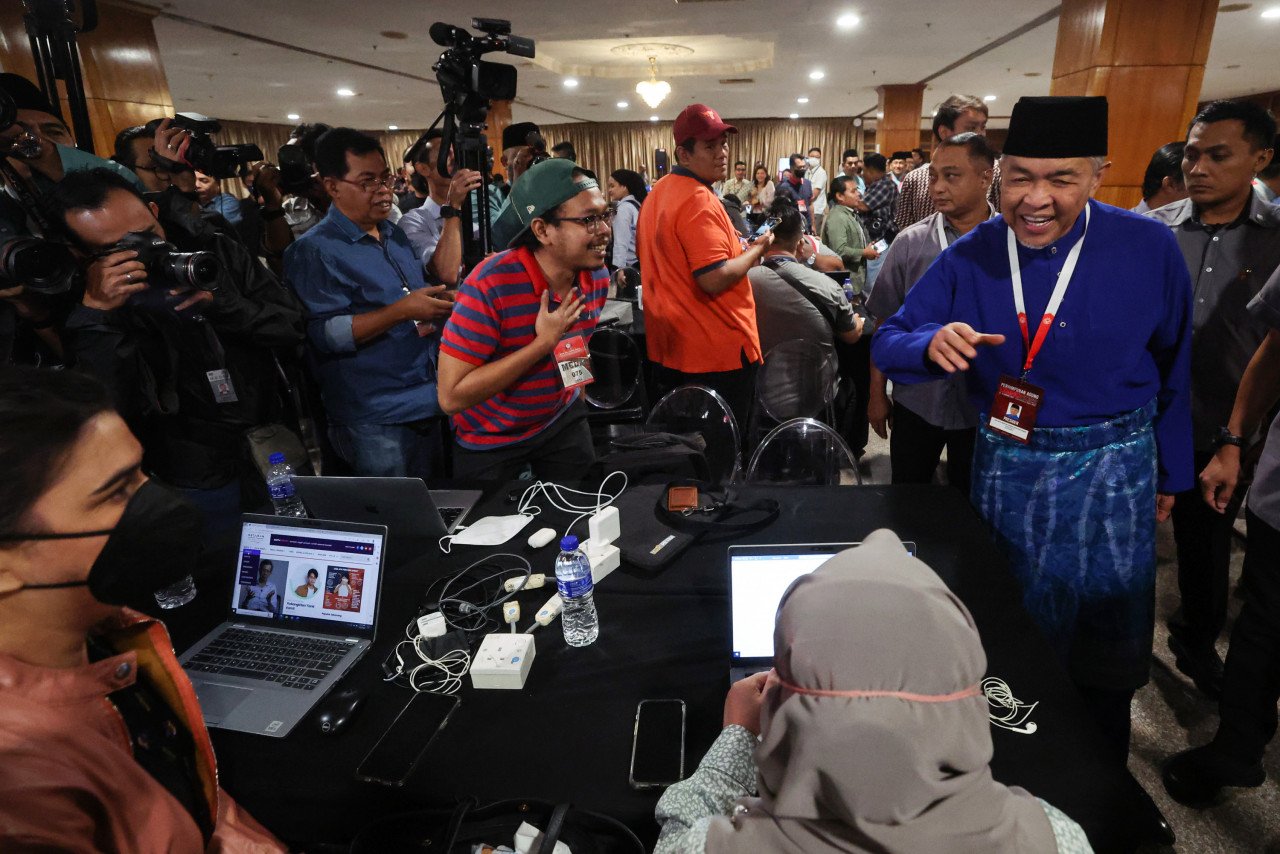 Ahmad Zahid beramah mesra dengan wartawan getaran.my yang membuat liputan Perhimpunan Agung UMNO 2022 di Laman Media, Pusat Dagangan Dunia (WTC) di sini, hari ini. - Gambar Bernama