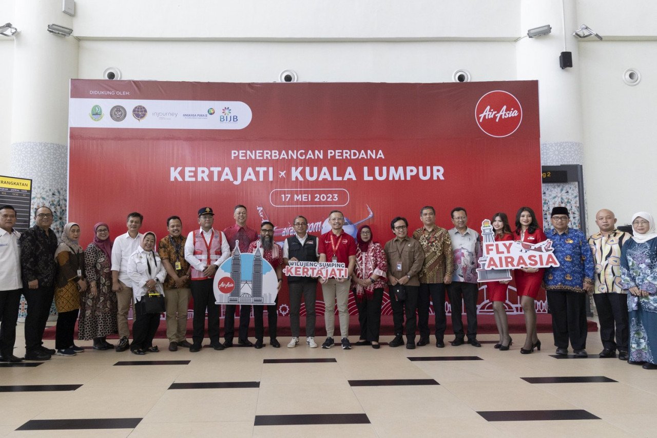 Riad Asmat (tengah) bersama-sama tetamu kehormat lain pada majlis sambutan penerbangan sulung AirAsia Malaysia dari Kuala Lumpur ke Kertajati di Lapangan Terbang Antarabangsa Kertajati pada 17 Mei lalu. - Gambar AirAsia