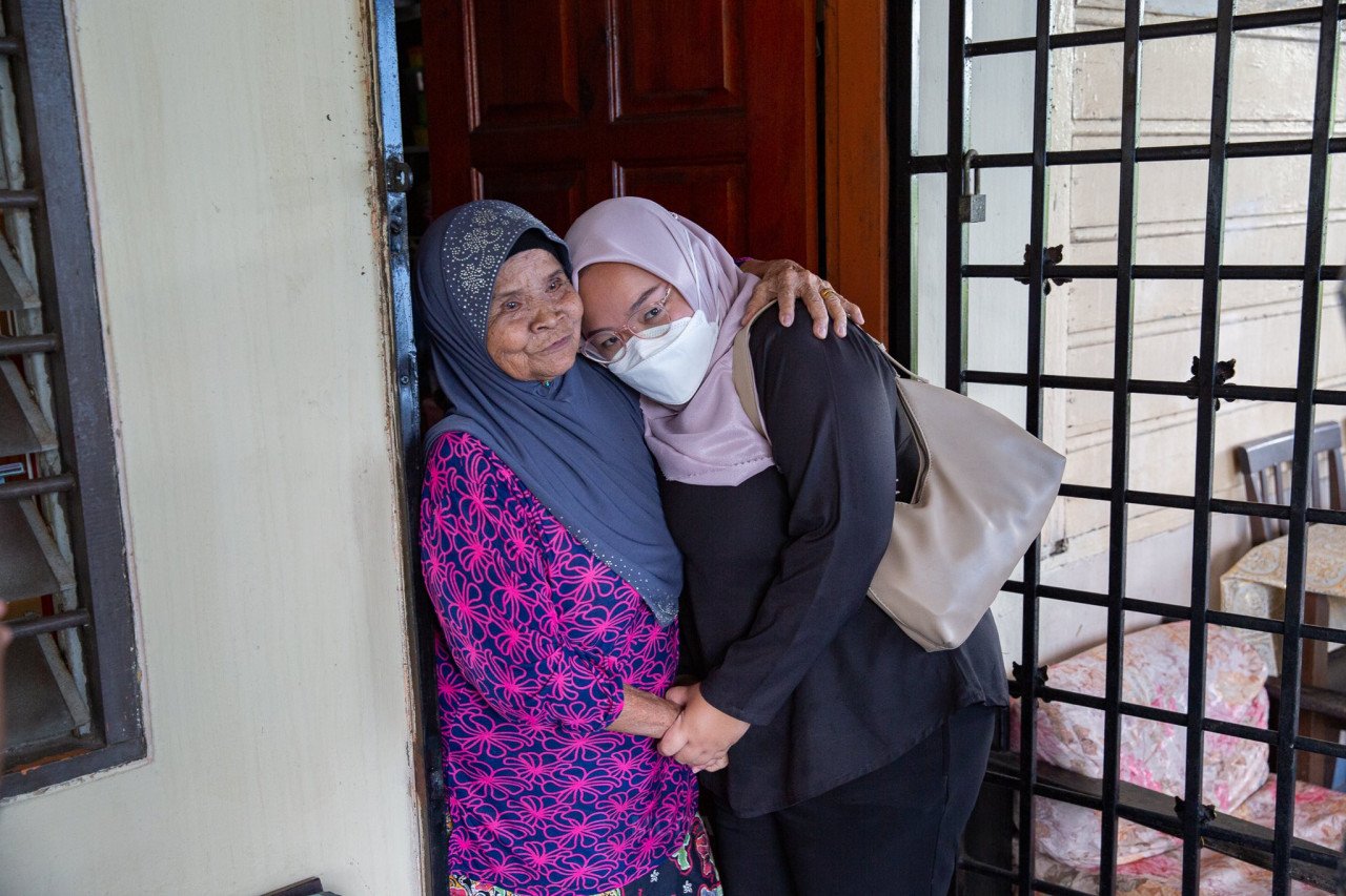 Amira Aisya bersama neneknya.